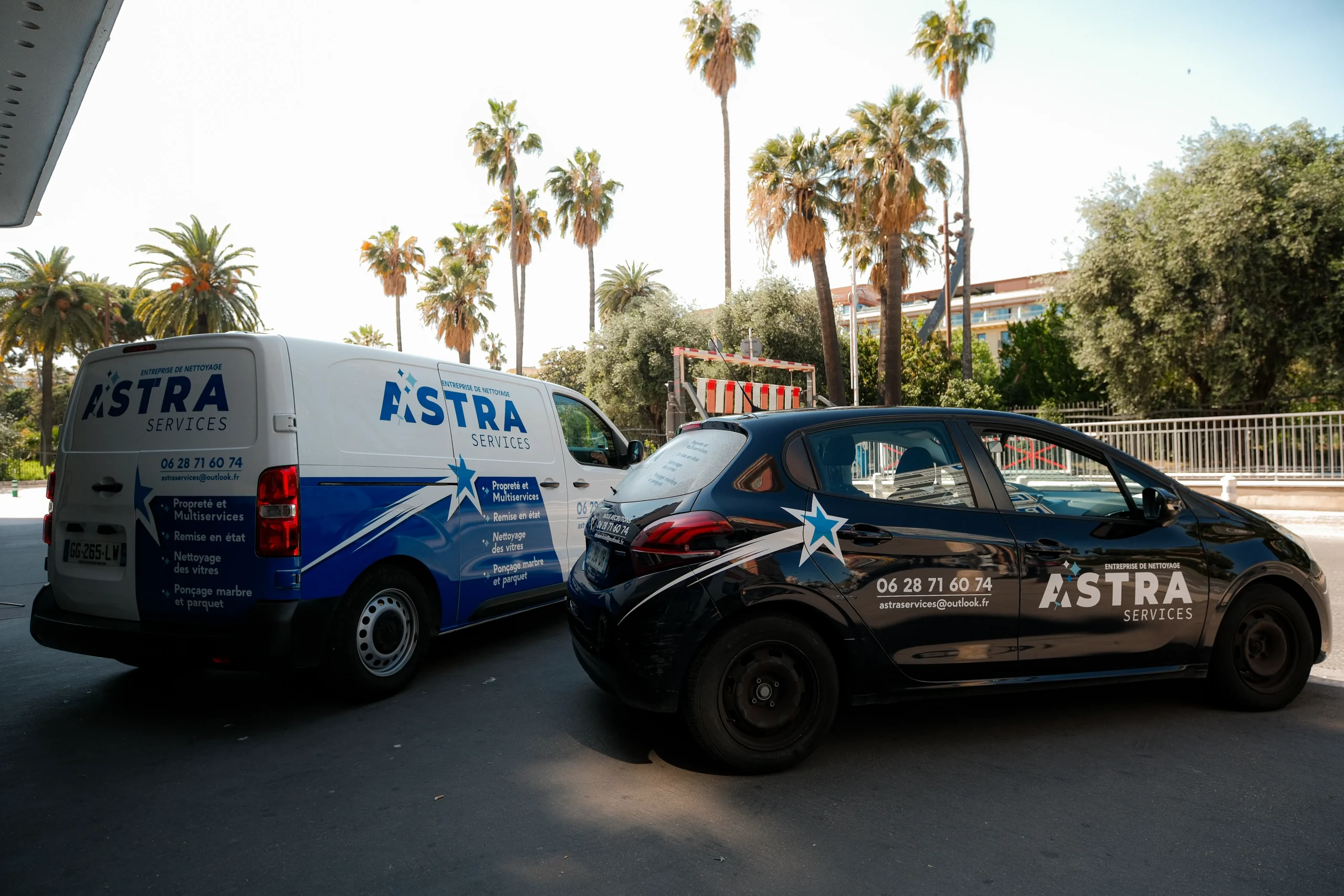 Véhicules d'intervention de la société Astra Services stationnés côte à côte